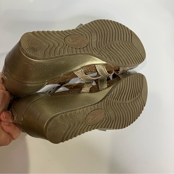 Earth origins Kingsley gold leather wedge sandals size 7 - Picture 7 of 8
